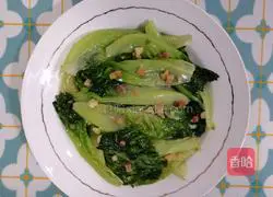 Illustration of how to make fried lettuce with garlic 7