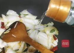 3 Illustrations on how to make hot and sour cabbage slices in fast dishes 8