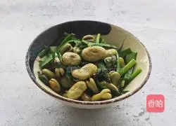 Illustration of how to stir-fry broad beans with leeks 8
