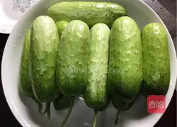 Illustration of how to make spicy and sour cucumber 1
