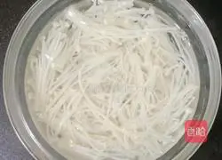 Illustration of how to make cold cucumber and enoki mushrooms 10