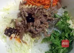 Illustration of how to mix cabbage with vermicelli 13