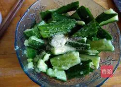 Illustration of how to make cold cucumbers 4