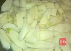 How to stir-fry yam slices Illustration 4