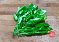 Illustration of how to make fried lotus root slices with green pepper 6