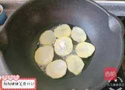 Illustration of how to cook potato slices braised in dry pot sauce 5