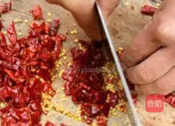 Illustration of how to mix shredded pickles 3