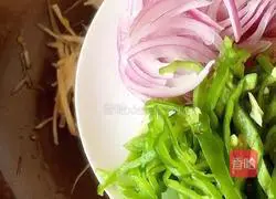 Illustration of how to make fried onions and shredded potatoes 7