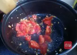 Illustration of how to make tomato vermicelli pot 6