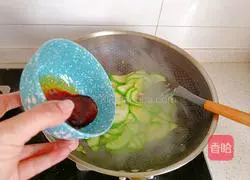 Illustration of how to cook zucchini with sauce 9