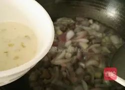 Illustration of how to stir-fry potatoes with onions and lotus roots 12