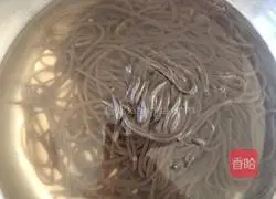 Illustration of how to make cold fern root powder 4