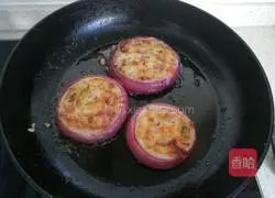 Illustration of how to make onion and potato pancakes 19