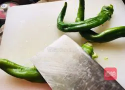 Illustration of how to cook green peppers with black bean sauce 1
