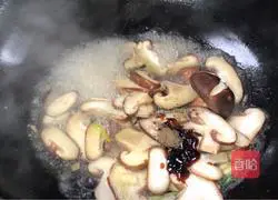 Illustration of how to stir-fry Chinese cabbage with mushrooms 9