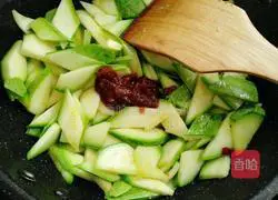 Illustration of how to make spicy zucchini 9