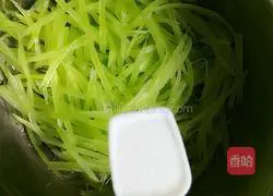 Illustration of how to make shredded cold lettuce 3