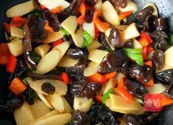 Illustration of how to make fried yam with fungus 13