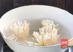 Illustration of how to make spicy chrysanthemum mushrooms 4