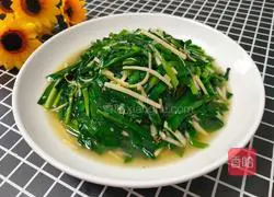 Illustration of how to make fried leeks with shredded bamboo shoots 10