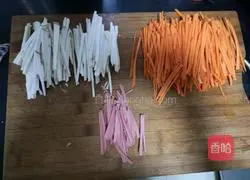 Illustration of how to stir-fry three shredded silkworms 1