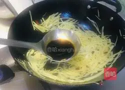 炝Illustration of how to make fried spicy and sour potato shreds 5