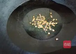 Illustration of how to make celery and peanuts mixed with yuba 7