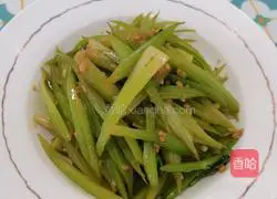 Illustration of how to stir-fry celery with minced garlic 7