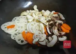 Illustration of how to stir-fry lotus root in lotus pond 4