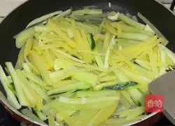 Illustration of how to make cucumber and potato shreds 7