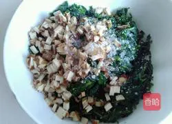 Illustration of how to mix Malantou with dried fragrant seeds 9