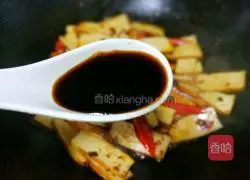 Illustration of how to stir-fry celery and dried celery 7