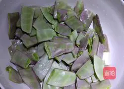 Illustration of how to make stir-fried moth beans 2