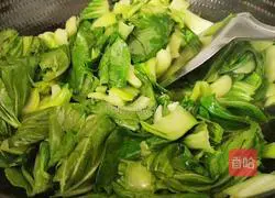 Illustration of how to stir-fry Shanghai greens 8