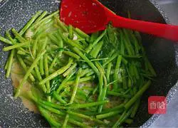 Illustration of how to make garlic fermented fermented water spinach 7