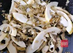 Illustration of how to stir-fry spring bamboo shoots with pickled vegetables 10