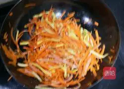 Illustration of how to stir-fry three shredded silkworms 4