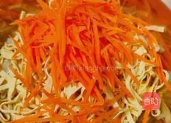 Illustration of how to make enoki mushrooms mixed with dried tofu and shredded carrots 19