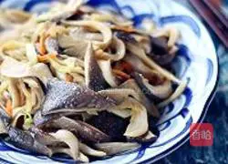 Illustration of how to stir-fry oyster mushrooms with cabbage 10