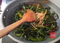 Illustration of how to make Japanese spicy fried kelp shreds 10