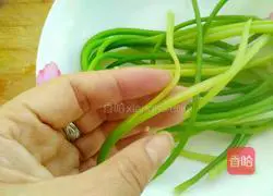 Illustration of how to make cold hand-shred garlic moss 6