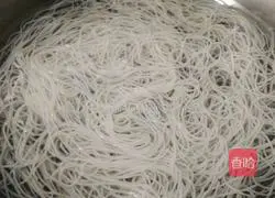 Illustration of how to make shredded bamboo shoots in cold salad 1