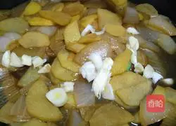 Illustration of how to make fried onions and potatoes 5