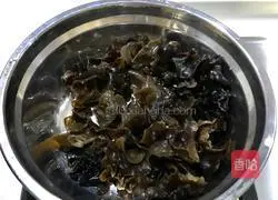 Illustration of how to make cold fungus and lotus root 1