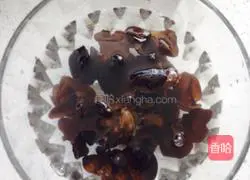 Illustration of how to make black fungus with mustard salad 2