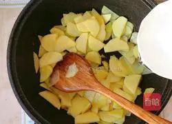 Illustration of how to make fried leeks with potato chips 7