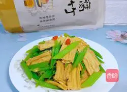 Illustration of how to stir-fry celery and yuba 15