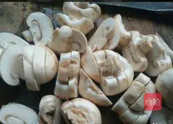 Illustration of how to make stir-fried chicken with mushrooms 2