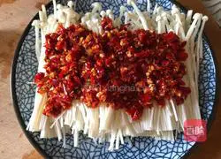 Illustration of how to make enoki mushrooms with chopped pepper 3