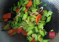 Illustration of making celery with soy sauce 8